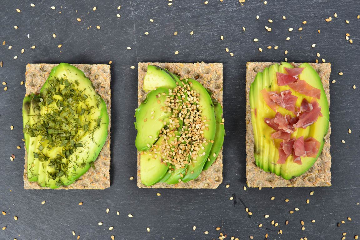 3 FORMAS DE PREPARAR TOSTADAS DE AGUACATE PARA LA CENA - Simple Blending