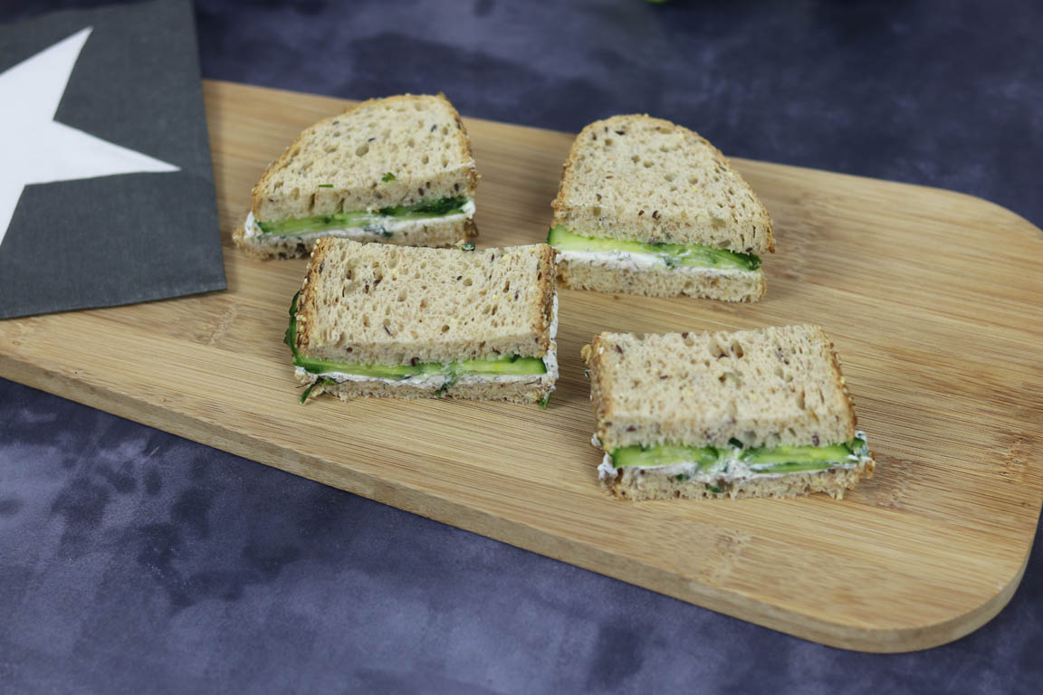 SANDWICH INGLÉS DE PEPINO Y LABNEH - Simple Blending