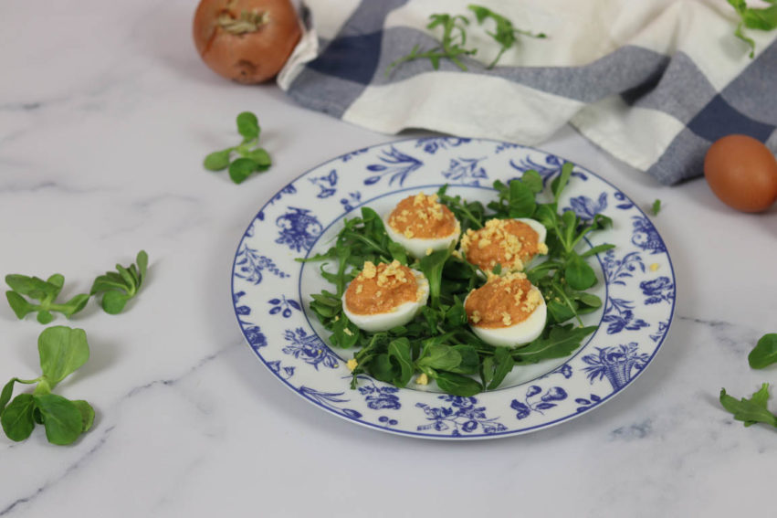 546A-Huevos-rellenos-de-atun-y-pimiento-rojo_Simple-Blending