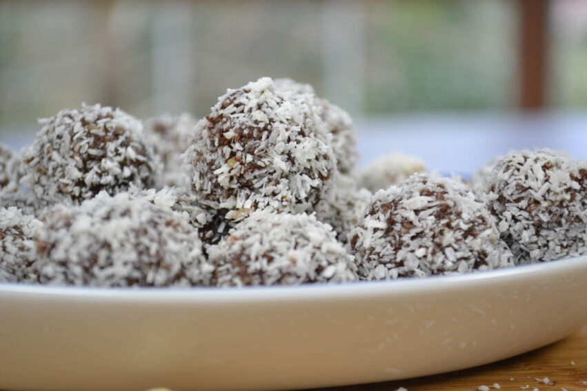 325A-Bolitas-de-coco-y-crema-de-cacao_Simple-Blending